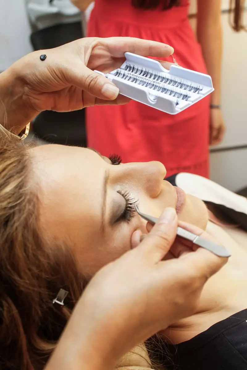 eyelash extension procedure at salon